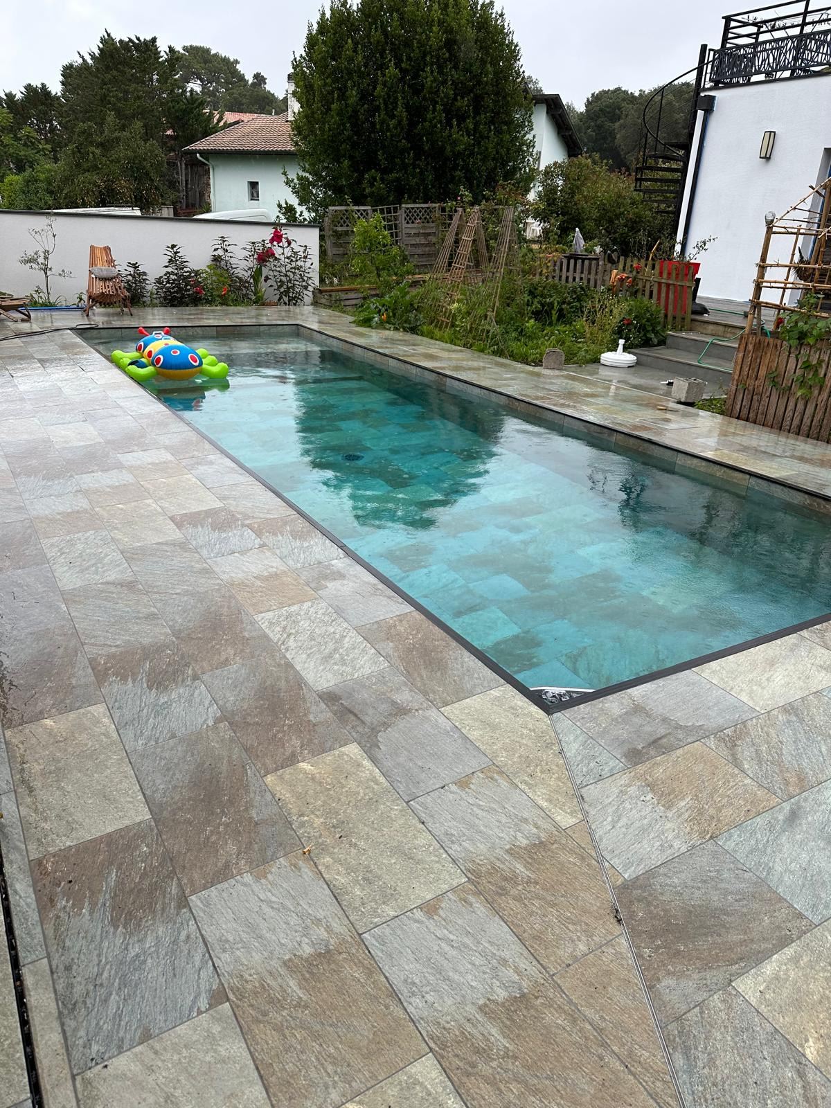 Piscine avec parement en pierre
