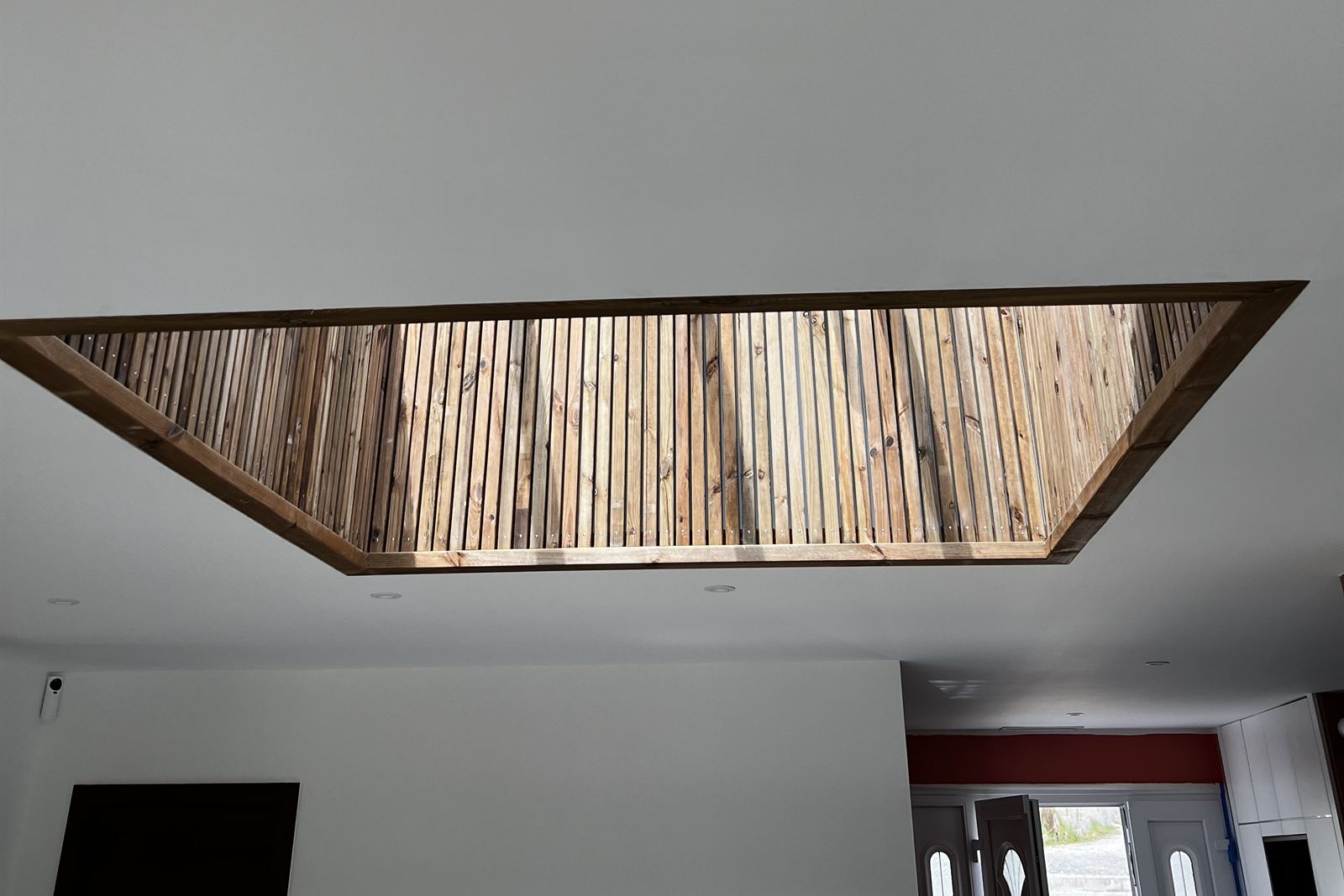 Puits de lumière habillé de tasseaux bois