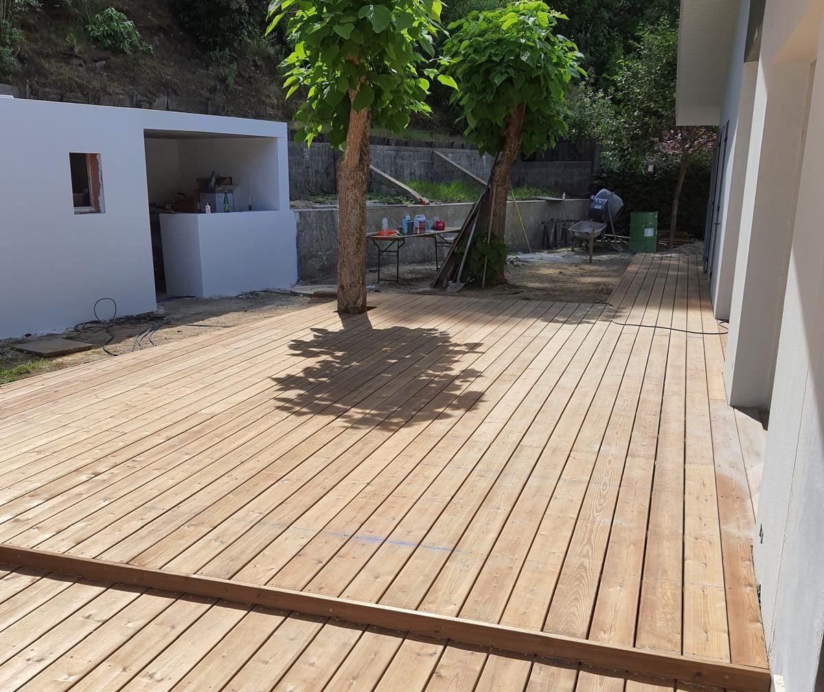 Terrasse en bois autour d’un arbre